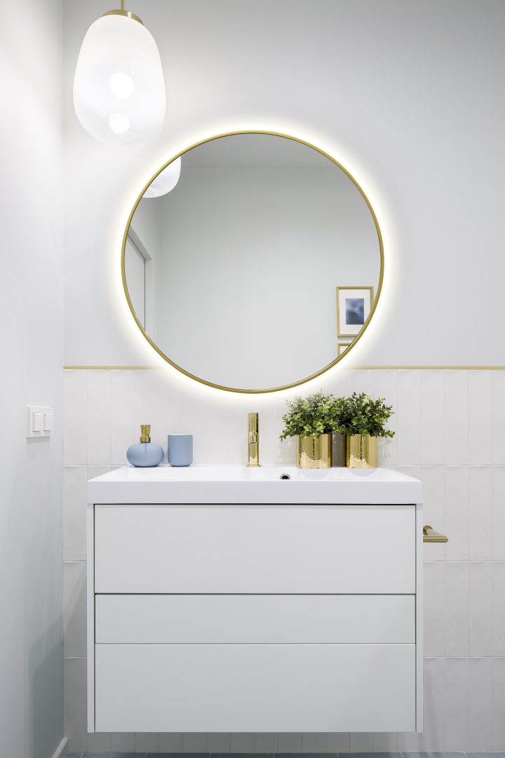 detal lustro w złotej ramie