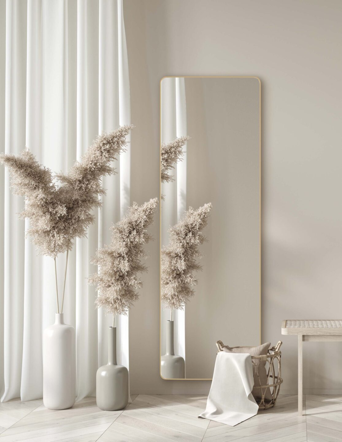 Lustro Corner Long Gold wąskie w złotej ramie w salonie boho