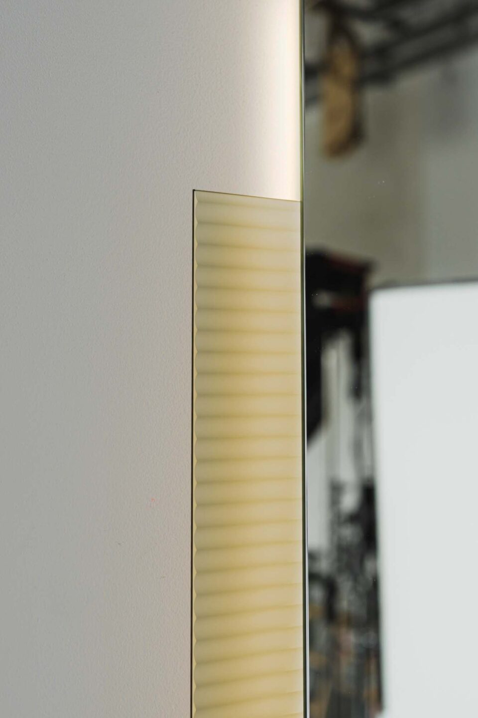 Detal podświetlonego skrzydełka lustra SERENITY LED LONG
