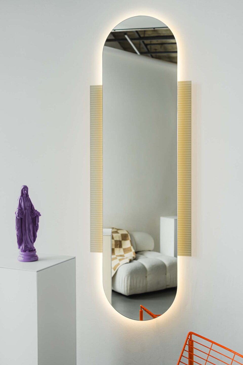 Podświetlone skrzydełka dekoracyjnego lustra SERENITY LED LONG wykonane ze szkła Flutes